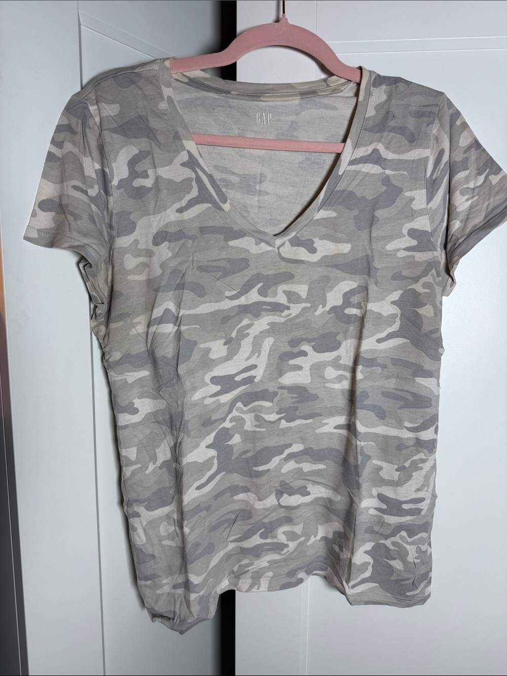 GAP Women's Short-Sleeve V-Neck Camo “Favorite” Tee — Gray & Cream